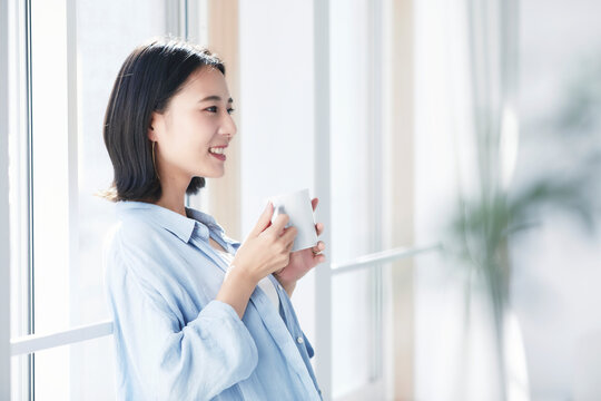 部屋でリラックスする女性