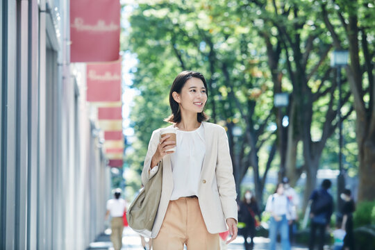 オフィス街を歩く若い女性
