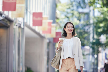 オフィス街を歩く若い女性