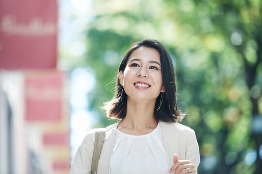 オフィス街を歩く若い女性