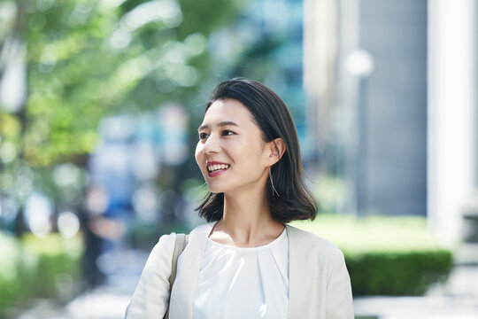 オフィス街を歩く若い女性
