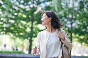 屋外を歩く若い女性