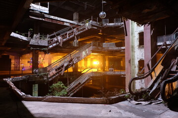 Fototapeta na wymiar Ruins of abandoned buildings at night in Bangkok