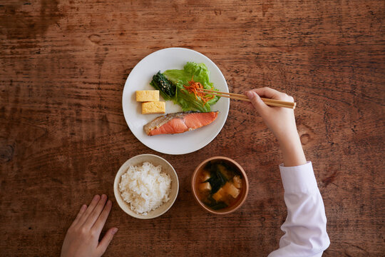 食事をする学生