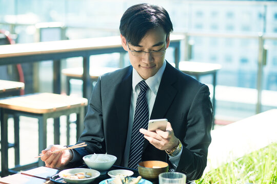 食事をするビジネスマン