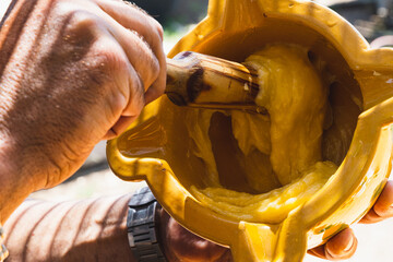 Traditional sauce prepared with garlic and oil used to accompany grilled meats and fideuá