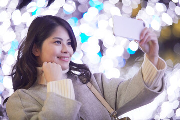 イルミネーションと若い女性
