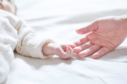 赤ちゃんの手と母親の手