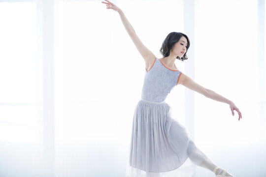 踊る女性