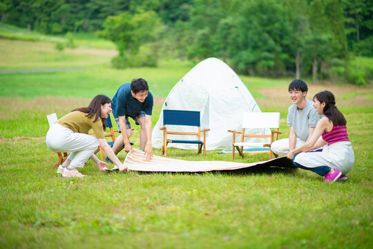 シートを敷く若者