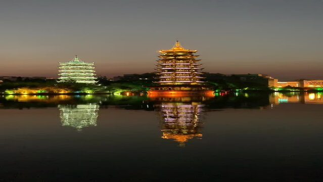 Pagodes de la lune et du soleil de nuit &agrave; Guilin - Chine