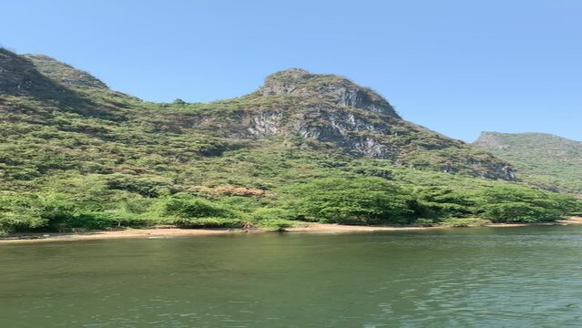 Montagne karstique sur la rivi&egrave;re Li - Chine