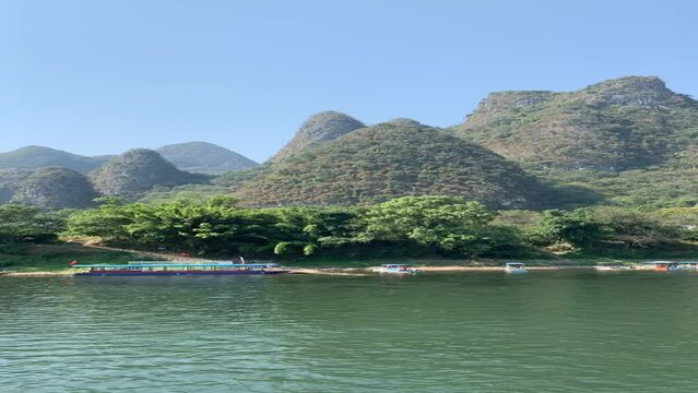 Montagne karstique sur la rivi&egrave;re Li - Chine
