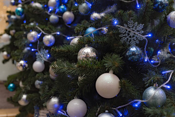 Obraz na płótnie Canvas christmas tree and decorations, blue and white christmas toys balls