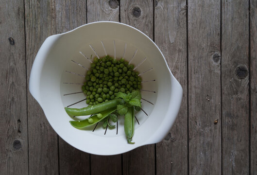 Drain bowl with peas and mint
