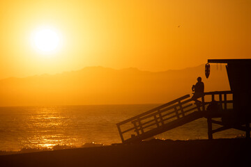 태평양의 석양과 구조요원