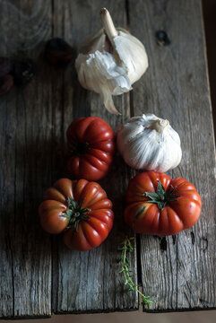Tomatoes with garlic bulbs