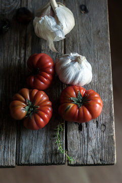 Tomatoes with garlic bulbs