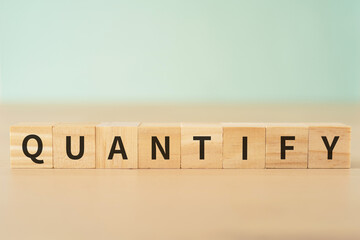 測定・測量のイメージ｜「QUANTIFY」と書かれたブロック
