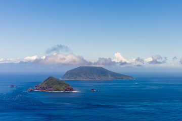 鵜渡根島と利島を空撮