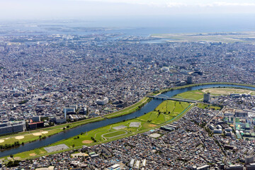 多摩川大橋付近上空から羽田空港方向を空撮