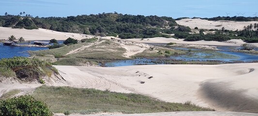 Lagoa e dunas de areia sob o ceu azul do ceará