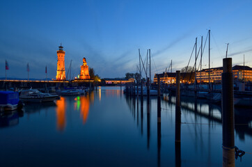Fototapeta na wymiar Der Hafen von Lindau am Bodensee zur Blauen Stunde mit seinem markanten Leuchtturm.
