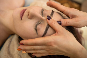 cool head massage for a beauty client who often comes to this beauty salon.