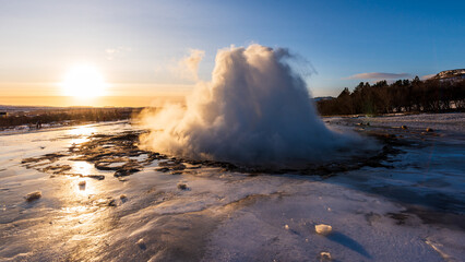 Geysir Strokkur im Stadium der Erruption - Island bei Sonnenaufgang im Winter auf dem golden circle