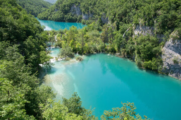 Fototapeta na wymiar Beautiful paradise. Blue lake and cascade in the forest, Plitvice lakes, Croatia.