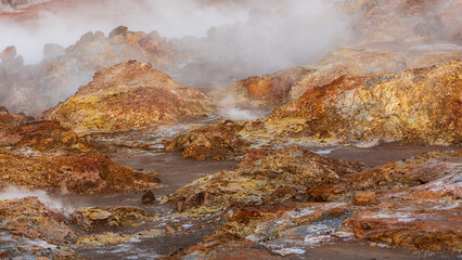 Dampfende Erde in einem isländischen Geothermalgebiet - vulkanische Aktivität auf Island