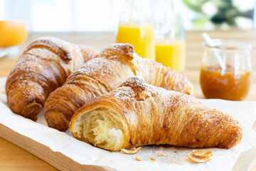 Frische, leckere Croissants vor hellem Hintergrund. Close up