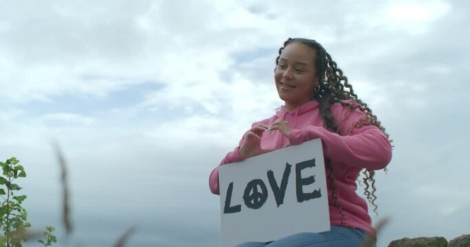 MS Teenager (16-17) holding love sign