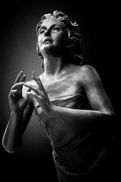 Staglieno, Genova, Italia - 22 giugno 2021: Cimitero monumentale. Statua, scultura. Ritratto, primo piano di donna ripreso in cimitero monumentale.