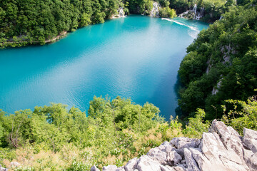 Fototapeta na wymiar Beautiful paradise. Blue lake and cascade in the forest, Plitvice lakes, Croatia.