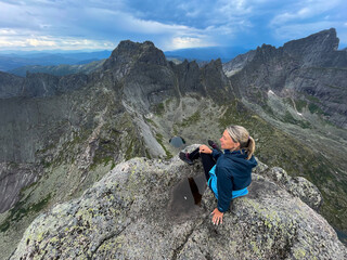 Fototapeta premium Ergaki Natural Park, the girl at the peak of the Dragon's Tooth