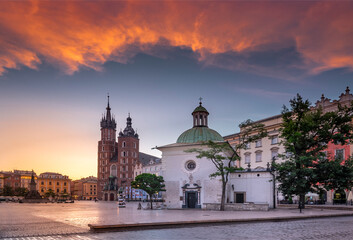 The main square in Krakow with a view of the cloth hall and St. Mary's Basilica. Rynek główny w krakowie z widokiem na sukiennice i bazylikę mariacką. - obrazy, fototapety, plakaty