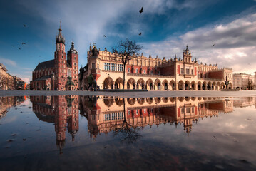 The main square in Krakow with a view of the cloth hall, St. Mary's Basilica in a natural mirror. Rynek główny w krakowie z widokiem na sukiennice, bazylikę mariacką w naturalnym lustrze. - obrazy, fototapety, plakaty