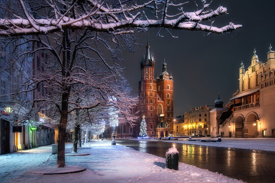 Obraz The main square in Krakow with a view of the cloth hall and St. Mary's Basilica in winter. Rynek główny w krakowie z widokiem na sukiennice, bazylikę mariacką w zimie. 