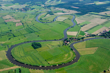 Luftbild der Flusslandschaft der Aller in Niedersachsen - obrazy, fototapety, plakaty
