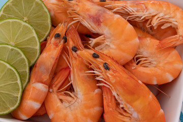 plat de crevettes roses en gros plan