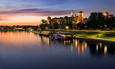 Fototapeta na wymiar Krakow, Poland. View of the Wawel and the Vistula River at sunrise. Widok na Wawel i rzekę Wisłę o wschodzie słońca.