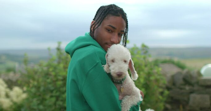 MS Teenage boy (16-17) holding dog