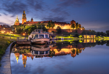 Krakow, Poland. View of the Wawel Castel and the Vistula River at sunrise. Widok na Wawel i rzekę...