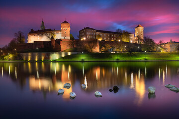 Krakow, Poland. View of the Wawel Castel and the Vistula River at sunrise. Widok na Wawel i rzekę Wisłę o wschodzie słońca. Zamek Królewski na Wawelu - obrazy, fototapety, plakaty