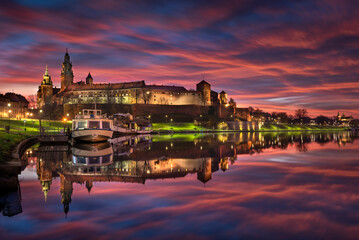 Krakow, Poland. View of the Wawel castel and the Vistula River at sunrise. Widok na Wawel i rzekę Wisłę o wschodzie słońca. Zamek Królewski na Wawelu - obrazy, fototapety, plakaty