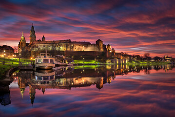 Krakow, Poland. View of the Wawel castel and the Vistula River at sunrise. Widok na Wawel i rzekę...