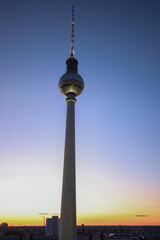 Torre de Tv Berl&iacute;n al atardecer.