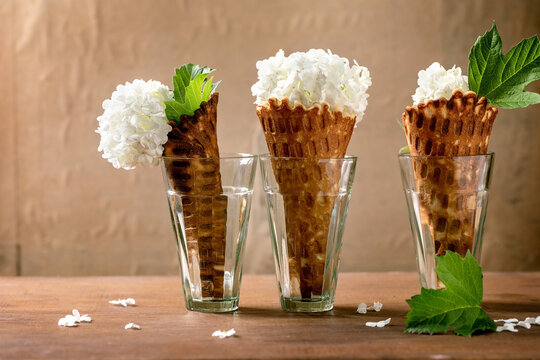 Waffle cones with white flowers