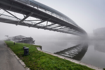 Autumn fog in Krakow on the Vistula River, overlooking the bridge in the fog. Jesienna mgła w...